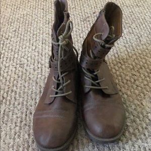 Size 6.5 Free Choice boots from Buckle
